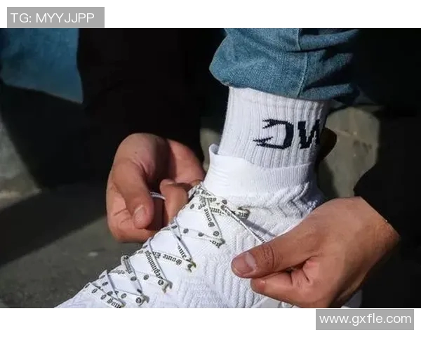 无鞋带设计引领潮流 足球明星脚下的创新与舒适之选